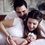 Anne baba ile yenidoğan bebek fotoğrafı