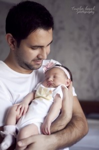 Baba kucağında yeni doğan hastane fotoğrafı