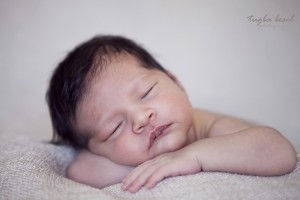 Uyuyan yenidoğan bebek fotoğrafı