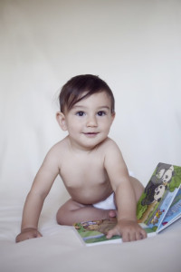 Kitap okuyan bebek fotoğrafı