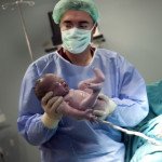 Doktor bebek doğum fotoğrafı