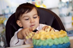 Pasta yiyen bebek fotoğrafı