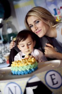 Pasta yiyen bebek ve annesi fotoğrafı